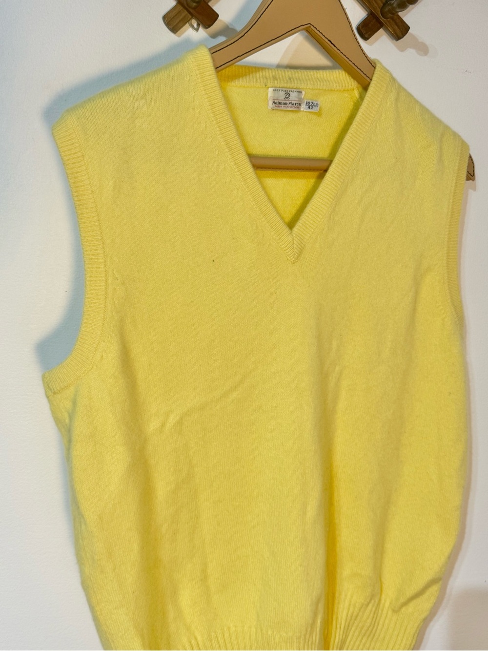 Neiman Marcus made in Scotland Lemon Yellow 100% Cashmere Knit vest size 42” - Picture 5 of 6